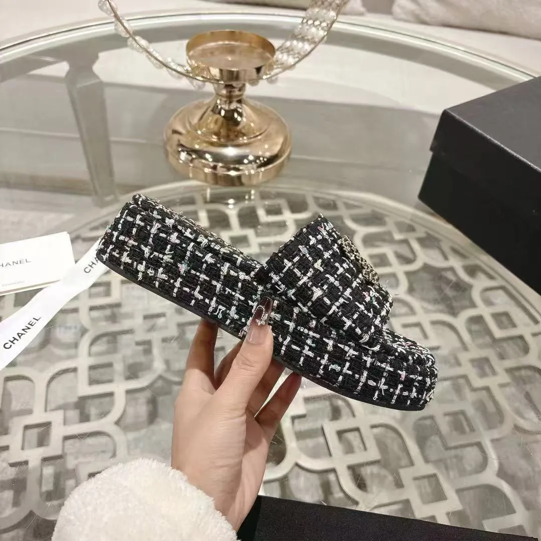 👟👟Ex-factory price 480👟👟 🎉Chanel Chanel 2025 Xiaoxiang C family thick-soled sandals series official website synchronization, classic and elegant, casual wear 🌹🌹🌹🌹Original logo ~ Made of imported sheepskin and C family custom fabrics, a variety of colors for the goddess to choose! ❤️❤️❤️❤️ Code number: 36~40 (35.41.42 customized, non-returnable) Color: 5 colors;